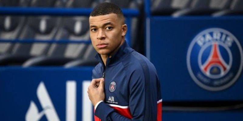 Mbappé's Leadership Style: Inspiring Teammates and Captivating Fans